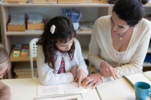 Le rôle de l'adulte dans la pédagogie Montessori